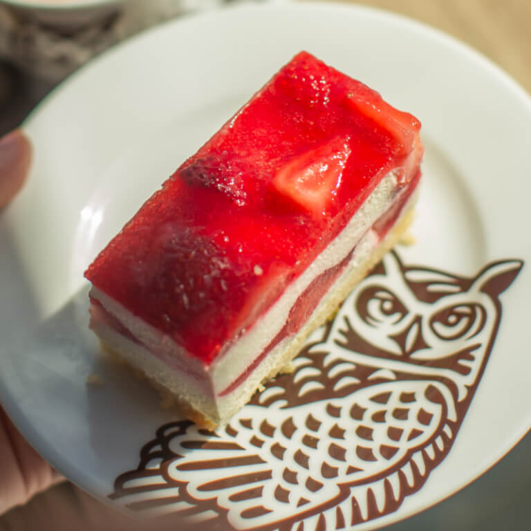 Sernik na zimno z truskawkami - Kostki - Ciasta deserowe - Zdjęcie 2