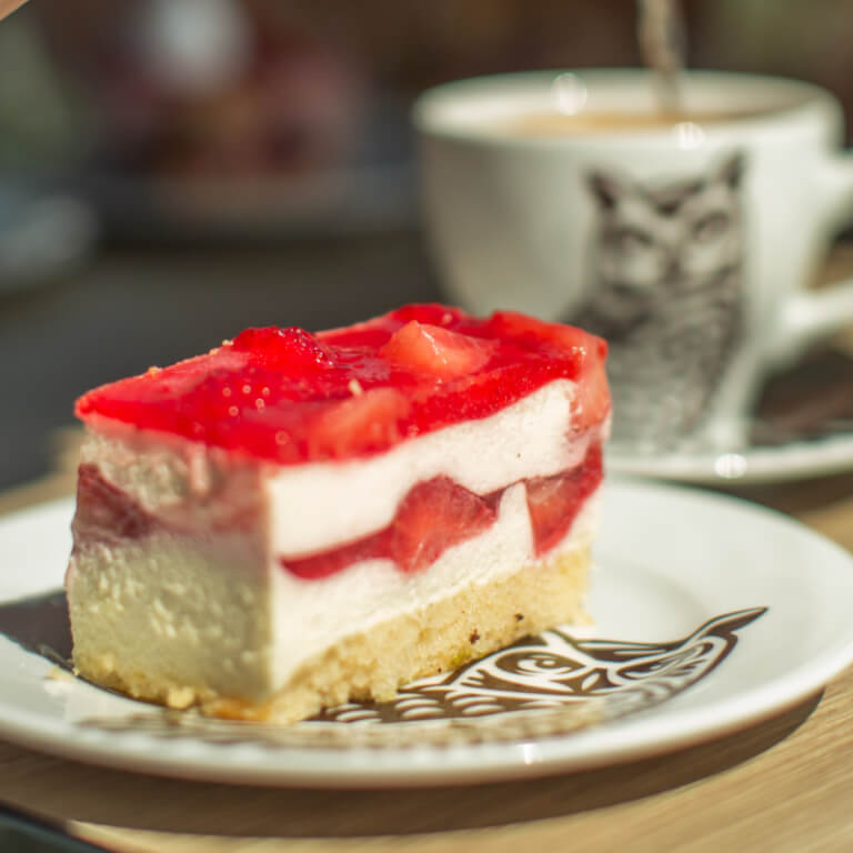 Sernik na zimno z truskawkami - Kostki - Ciasta deserowe - Zdjęcie 1