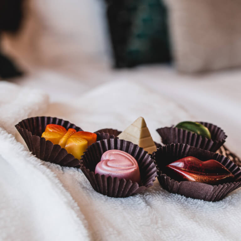 Pralines in a medium box - Pralines - Chocolate delicacies - Zdjęcie 3